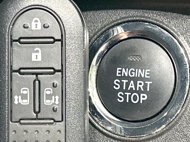 【キーフリーシステム】カバンやポケットに入れたままでもドアの施錠・解錠が可能なスマートキーを装備。エンジンのオン・オフ時もカギを取り出す必要が無いからとっても便利です♪