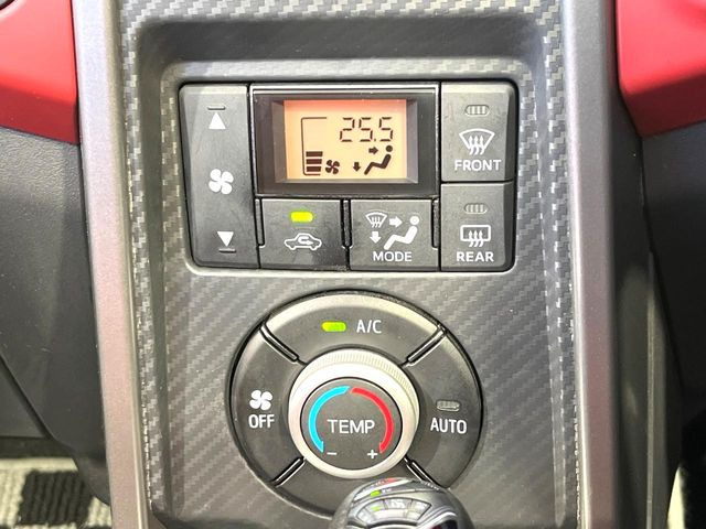 【オートエアコン】一度お好みの温度に設定すれば、車内の温度を検知し風量や温度を自動で調整。暑い…寒い…と何度もスイッチ操作をする必要はありません。快適な車内空間には必須の機能ですね♪