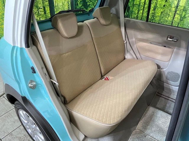 後部座席も気になるようなキズ・汚れやへたり等、大きなダメージはなく、良好な状態です。