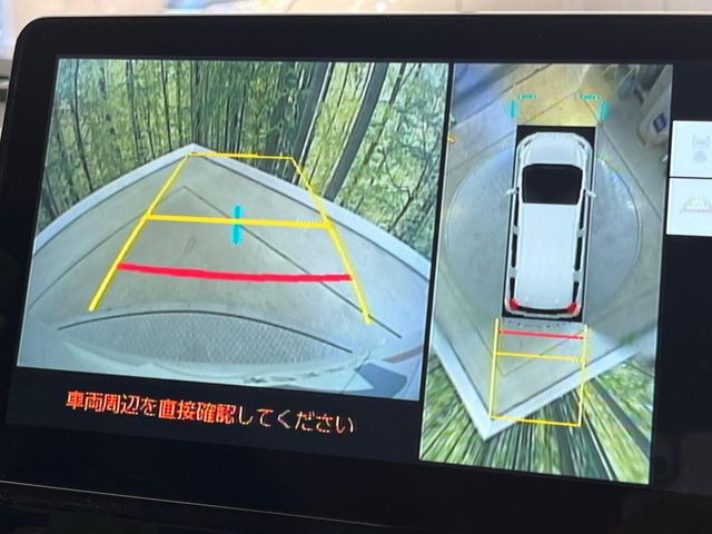 【パノラミックビューモニター】専用のカメラにより、上から見下ろしたような視点で360度クルマの周囲を確認することができます☆死角部分も確認しやすく、狭い場所での切り返しや駐車もスムーズに行えます。