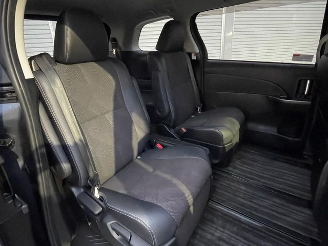 二列目中央はウォークスルーとなっております。二列目と三列目の移動や乗り降りがとっても楽になるので、乗り降りの際もストレスを感じることはありません♪