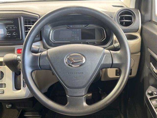 �C���e���A�ɍ��킹���f�U�C���̃X�e�A�����O�́A�^�]�������̂��Ƃ��l���A�^�]���₷���`��A�傫���ł��B�����x�A���ۂɐG���Ă��m���߂��������B