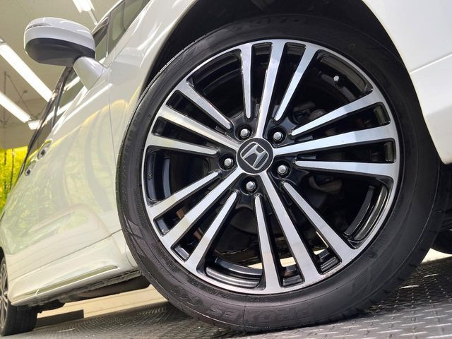 【純正18インチアルミホイール】外観にマッチした純正アルミホイールを装着しております。各種社外アルミホイールや、スタッドレスタイヤも取扱いしております。是非ご相談ください♪