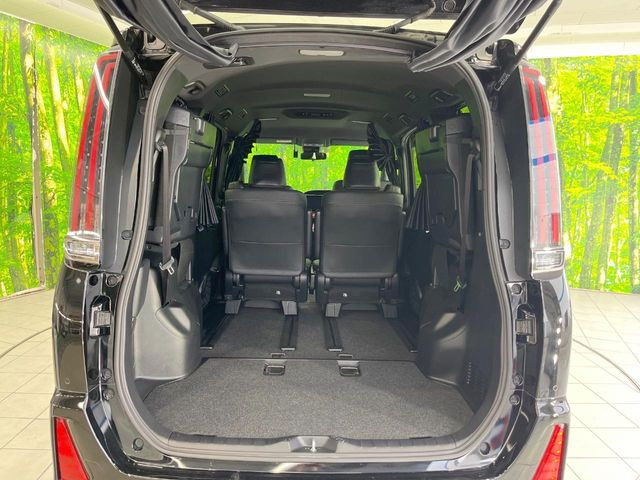 後席を格納すると、これだけの広さが!シーンに合わせたシートアレンジで、大きな荷物も積むことが出来ます♪
