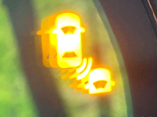 【ブラインドスポットインフォメーション】走行中、ドアミラーの死角になりやすい箇所に後続車が接近するとサイドミラー付近に警告を表示、ドライバーに注意喚起をしてくれます。