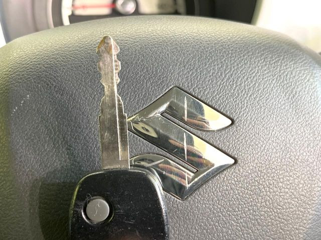 【キーレス】少し離れた場所からでもボタン一つでドアの開錠・施錠ができるのでとっても便利!ドアの鍵穴周りに傷をつけることもありません♪