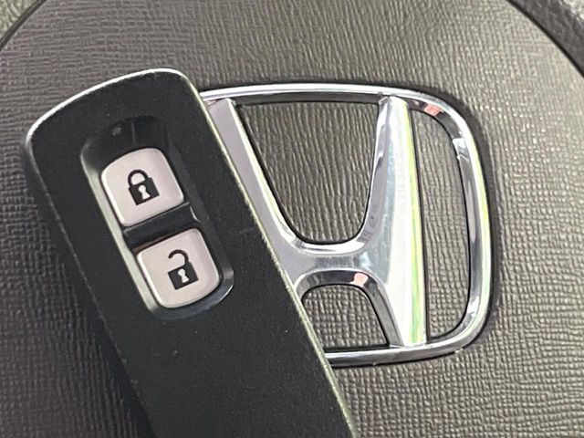 �yHonda�X�}�[�g�L�[�z�J�o����|�P�b�g�ɓ��ꂽ�܂܂ł��h�A�̎{���E�������\�ȃX�}�[�g�L�[�𑕔��B�G���W���̃I���E�I�t�����J�M�����o���K�v����������Ƃ��Ă��֗��ł���