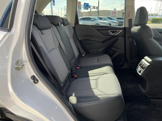 後部座席も気になるようなキズ・汚れやへたり等、大きなダメージはなく、良好な状態です。