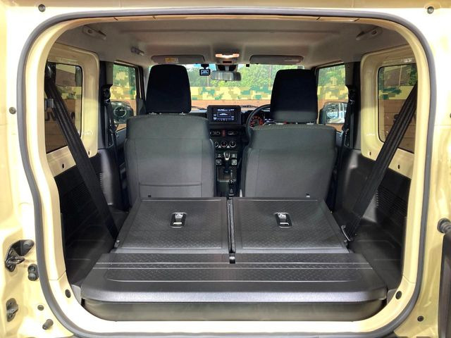 後席を格納すると、これだけの広さが!シーンに合わせたシートアレンジで、大きな荷物も積むことが出来ます♪