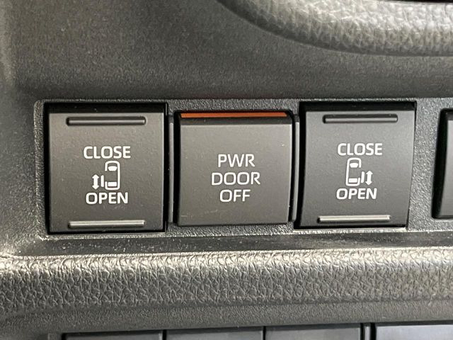 【両側パワースライドドア】スマートキーや運転席のスイッチで後席両側スライドドアの開閉が可能♪電動だから力を入れてドアを開ける必要が無く、小さなお子様でも簡単に開け閉めでき快適です♪