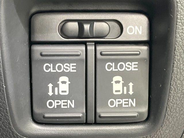 【両側パワースライドドア】スマートキーや運転席のスイッチで後席両側スライドドアの開閉が可能♪電動だから力を入れてドアを開ける必要が無く、小さなお子様でも簡単に開け閉めでき快適です♪