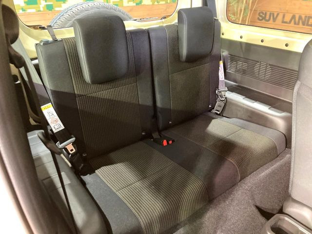 後部座席も気になるようなキズ・汚れやへたり等、大きなダメージはなく、良好な状態です。