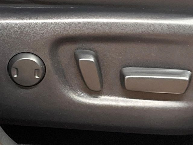 【パワーシート】スイッチ一つで簡単にシートの微調整が可能!電動だから力もいりません!快適なシートポジションにセットして、快適なドライブをお楽しみください。