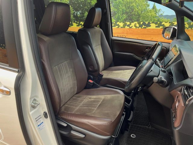 運転席シート廻りは使用感も少なく、良好な状態となっています。丁寧に使われていたことがよくわかりますね。