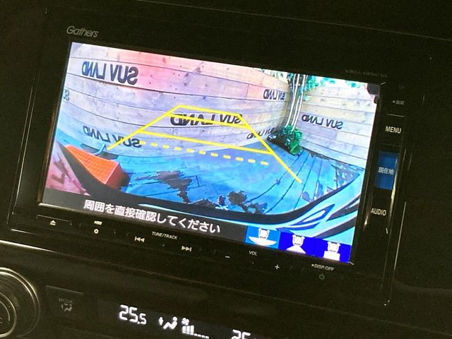 【バックカメラ】駐車時に後方がリアルタイム映像で確認できます。大型商業施設や立体駐車場での駐車時や、夜間のバック時に大活躍!運転スキルに関わらず、今や必須となった装備のひとつです!