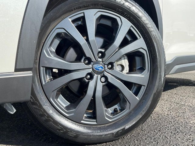 【グレード専用純正18インチアルミホイール】デザイン性の高い純正アルミホイールを装着しております。各種社外アルミホイールや、スタッドレスタイヤも取扱いしております。是非ご相談ください♪