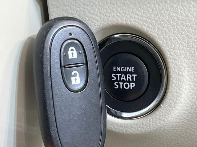 【キーレススタートシステム】カバンやポケットに入れたままでもドアの施錠・解錠が可能なスマートキーを装備。エンジンのオン・オフ時もカギを取り出す必要が無いからとっても便利です♪