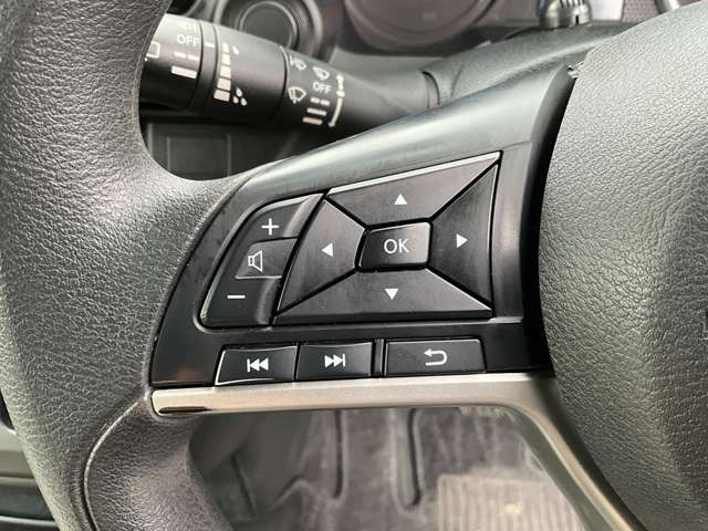 �y�X�e�A�����O�X�C�b�`�z�n���h���̃{�^���ŊȒP�Ƀi�r�̉��ʂ�`�����l������\�ł���