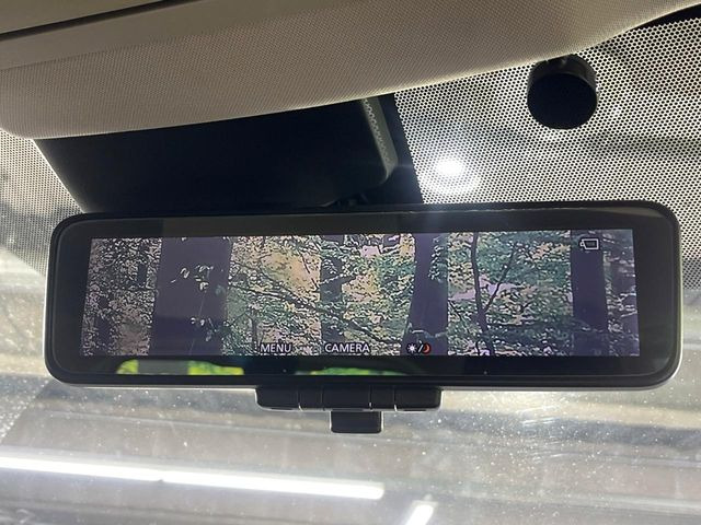 【インテリジェントルームミラー】後席の大きな荷物や同乗者で後方が確認しづらい時でも安心!カメラが撮影した車両後方の映像をルームミラー内に表示。クリアな視界で状況の確認が可能です!