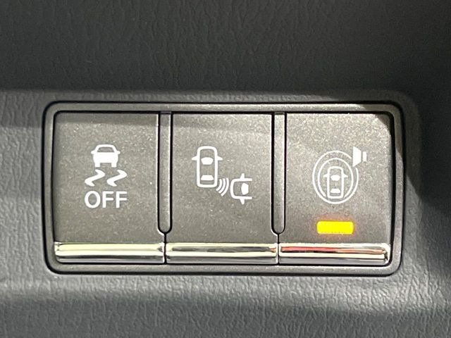 【後方車輛検知】走行中、ドアミラーの死角になりやすい箇所に後続車が接近するとサイドミラー付近に警告を表示、ドライバーに注意喚起をしてくれます。