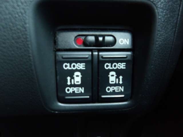 両側パワースライドドア★特に狭い駐車場や手が塞がっているときに便利です!!年配の方からお子様まで乗り降りがスムーズに行えます。