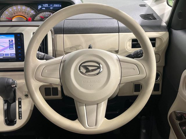 �C���e���A�ɍ��킹���f�U�C���̃X�e�A�����O�́A�^�]�������̂��Ƃ��l���A�^�]���₷���`��A�傫���ł��B�����x�A���ۂɐG���Ă��m���߂��������B