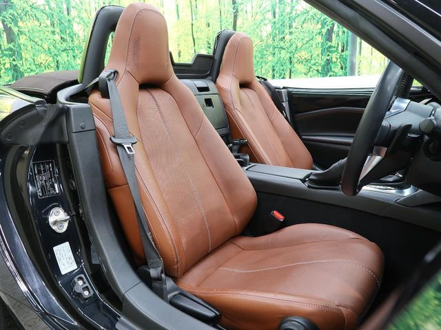 【ブラウンレザーシート】デザイン性が高く、高級感のある茶革シート。常に体に触れる部分だから、座り心地の良さにはこだわりたいですね♪汚れの付着や劣化を抑制する内装コーティング施工もおススメですよ♪