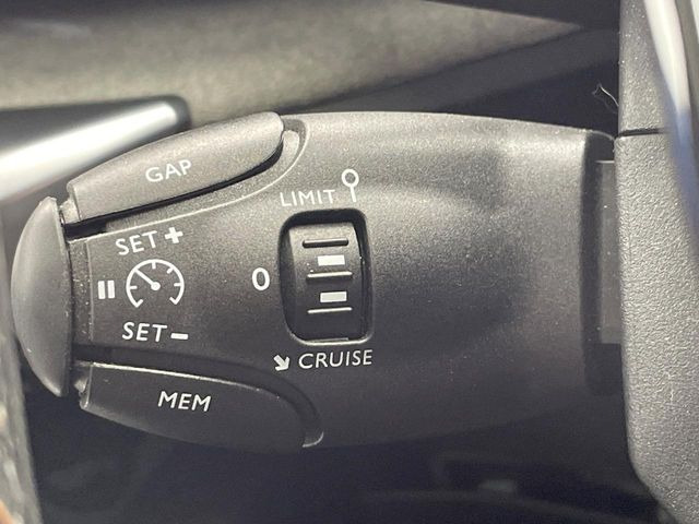 ●レーダークルーズコントロール:前の車との車間距離を一定にとりつつ、一定速度で自動走行してくれる次世代のクルーズコントロール!主に高速道路や自動車専用道路で使用する便利な機能です!