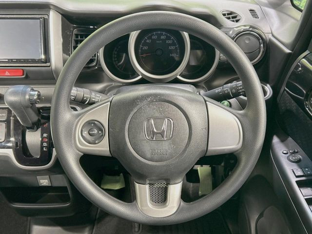 �C���e���A�ɍ��킹���f�U�C���̃X�e�A�����O�́A�^�]�������̂��Ƃ��l���A�^�]���₷���`��A�傫���ł��B�����x�A���ۂɐG���Ă��m���߂��������B