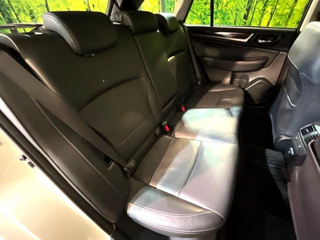 後部座席も気になるようなキズ・汚れやへたり等、大きなダメージはなく、良好な状態です。
