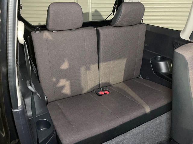 広々とした2列目シートは居住性が高く、居心地も快適!友達や家族とのお出かけにぴったりです。ベビーシートやチャイルドシート使用時も快適にお過ごしいただける十分な空間を確保しています。