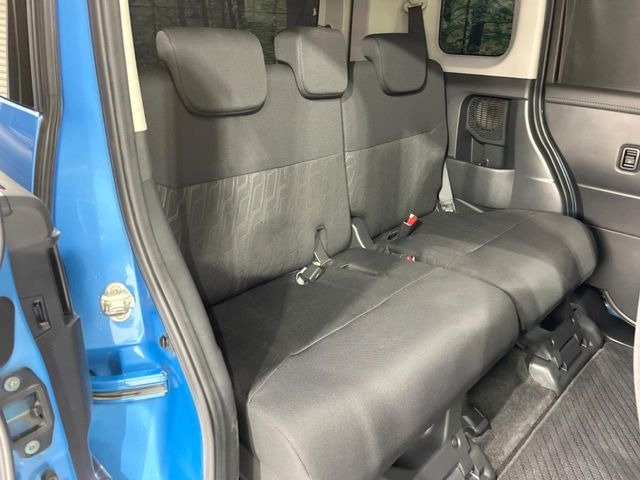 後部座席も気になるようなキズ・汚れやへたり等、大きなダメージはなく、良好な状態です。