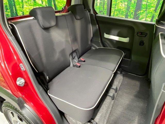 後部座席も気になるようなキズ・汚れやへたり等、大きなダメージはなく、良好な状態です。