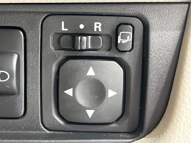 �y�d���i�[�~���[�z�T�C�h�~���[�͓d���i�[���ƂȂ��Ă���A�������ԏ�ł��L�Y�������X�N��}�����܂��B