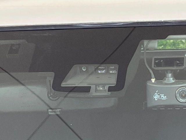 【トヨタセーフティセンス】走行中に前方の車両等を認識し、衝突しそうな時は警報とブレーキで衝突回避と被害軽減をアシスト。より安全にドライブをお楽しみいただけます。