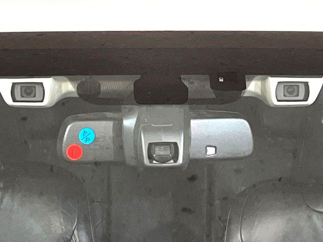 【アイサイトVer3】前方の車両等を検知し、衝突しそうな時は警報で注意を促し、ブレーキを踏む力をサポート。ブレーキを踏めなかった場合は衝突被害軽減ブレーキが作動、衝突回避をサポートします。