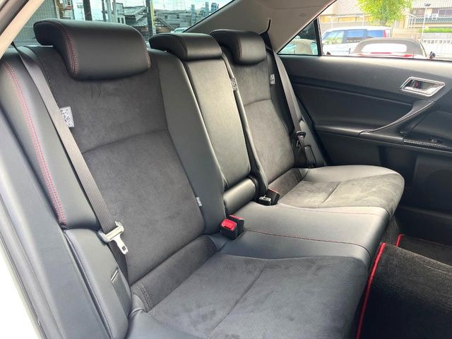 後部座席も気になるようなキズ・汚れやへたり等、大きなダメージはなく、良好な状態です。