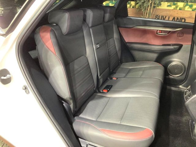 後部座席も気になるようなキズ・汚れやへたり等、大きなダメージはなく、良好な状態です。