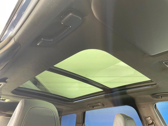 ●サンルーフ:開放感たっぷりの希少装備、サンルーフが装着されています!車内に明かりを取り入れたり景色を楽しむ以外にも、車内の空気も簡単に換気できて快適です!
