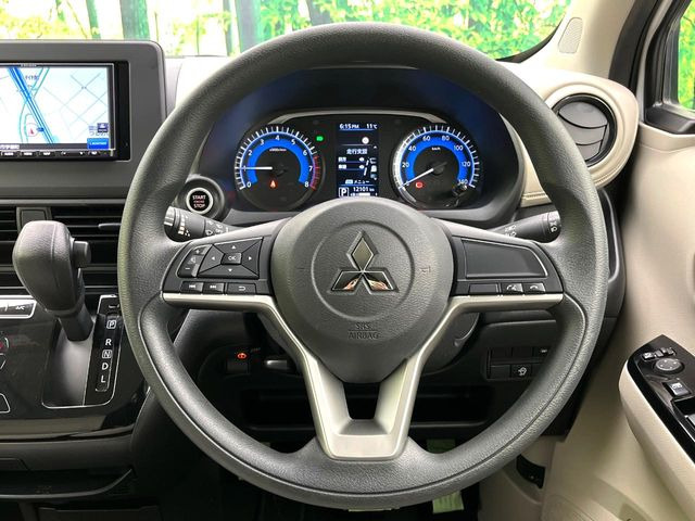 �C���e���A�ɍ��킹���f�U�C���̃X�e�A�����O�́A�^�]�������̂��Ƃ��l���A�^�]���₷���`��A�傫���ł��B�����x�A���ۂɐG���Ă��m���߂��������B