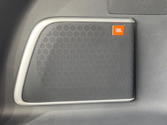 【JBLサウンドシステム】メーカーオプションの高品位サウンドシステムを搭載。専用のチューニングが施された大小様々なスピーカーから良質なサウンドが奏でられ、臨場感あふれる音響空間を演出します。