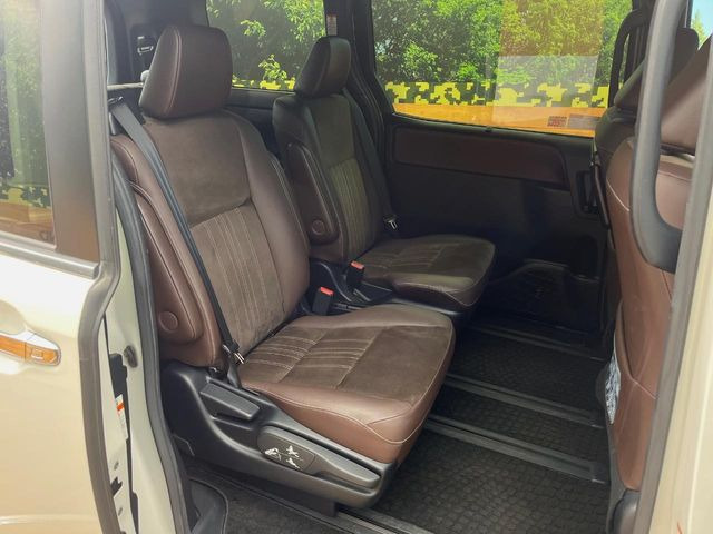 後部座席も気になるようなキズ・汚れやへたり等、大きなダメージはなく、良好な状態です。