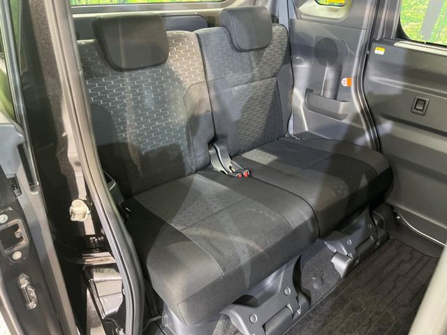 後部座席も気になるようなキズ・汚れやへたり等、大きなダメージはなく、良好な状態です。