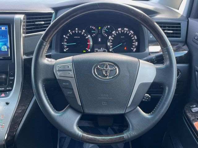 インテリアに合わせたデザインのステアリングは、運転される方のことも考え、運転しやすい形状、大きさです。是非一度、実際に触ってお確かめください。