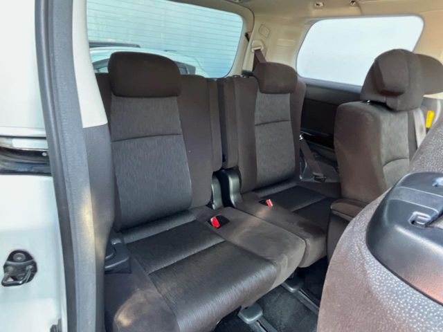 3列目シートはもちろん状態良好☆大人でもゆったりと座って頂けますので、大人数でのお出かけもラクラクです♪ご家族で、気の知れた仲間で、ドライブに行くのが楽しみですね♪