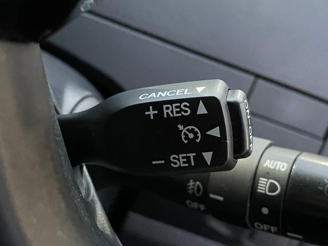 【クルーズコントロール】高速道路もラクラク走行。アクセルを離しても一定速度で走行ができ、長距離運転時の負担を軽減!加速・減速も簡単なスイッチ操作で調整できます。
