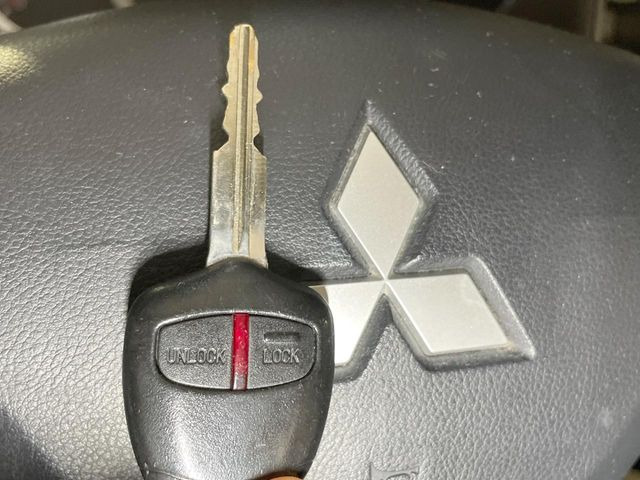 【キーレス】少し離れた場所からでもボタン一つでドアの開錠・施錠ができるのでとっても便利!ドアの鍵穴周りに傷をつけることもありません♪