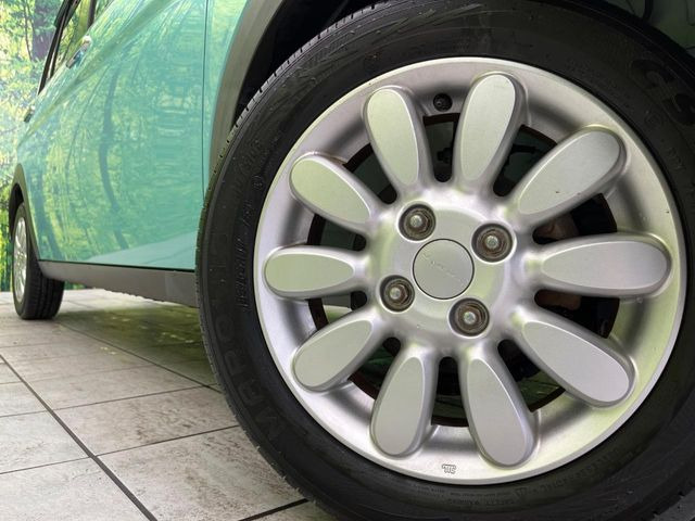 【純正○○インチアルミホイール】外観にマッチした純正アルミホイールを装着しております。各種社外アルミホイールや、スタッドレスタイヤも取扱いしております。是非ご相談ください♪