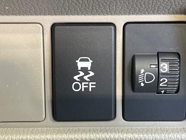 【横滑り防止装置】車両の横滑りを感知すると、自動的に車両の進行方向を保つように車両を制御します。雨の日など滑りやすい路面状況でも安全な運転が可能です。