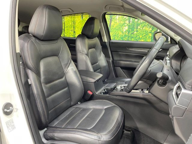 運転席シート廻りは使用感も少なく、良好な状態となっています。前オーナー様が丁寧に使っていたことがよくわかりますね。